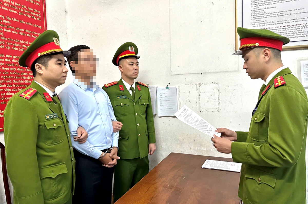 Tống đạt các quyết định tố tụng đối với Hoàng Anh Đức. (Ảnh: Công an Quảng Ninh)