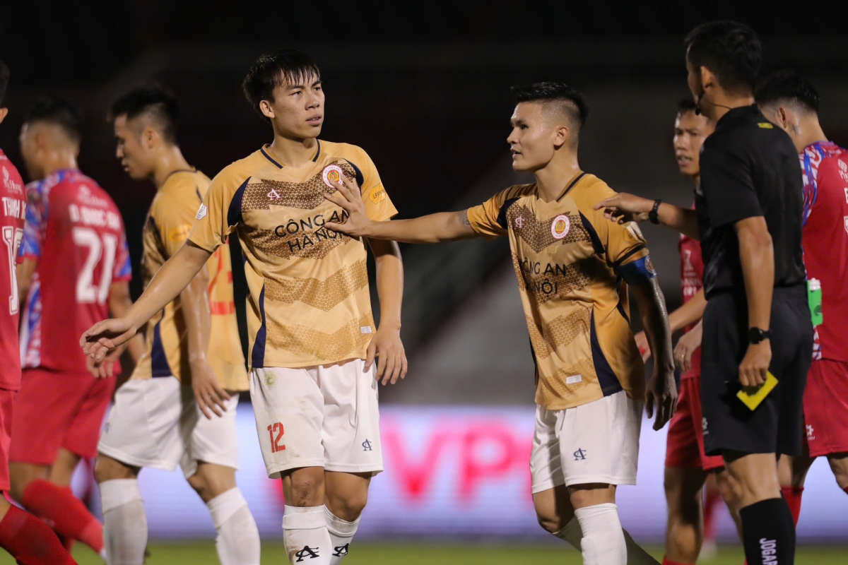 Hoàng Văn Toản là cầu thủ trẻ thường xuyên được ra sân ở CAHN (Ảnh: VPF).