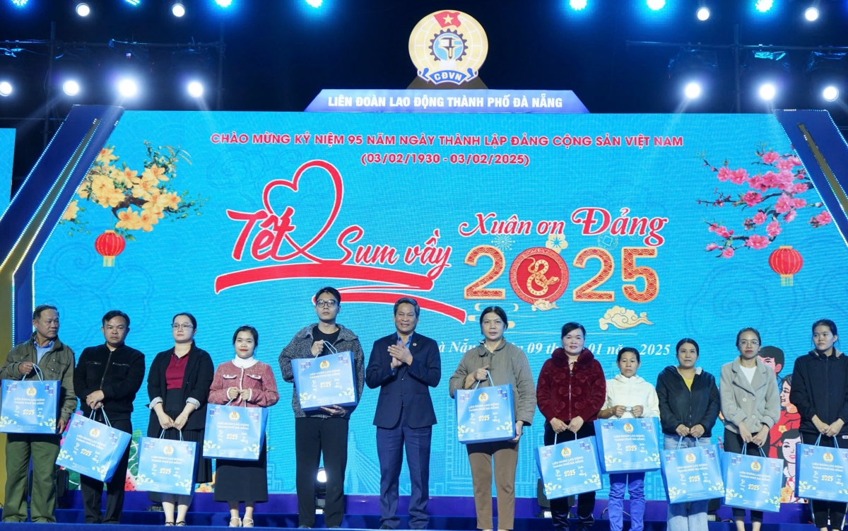 Trao quà tết tặng người lao động