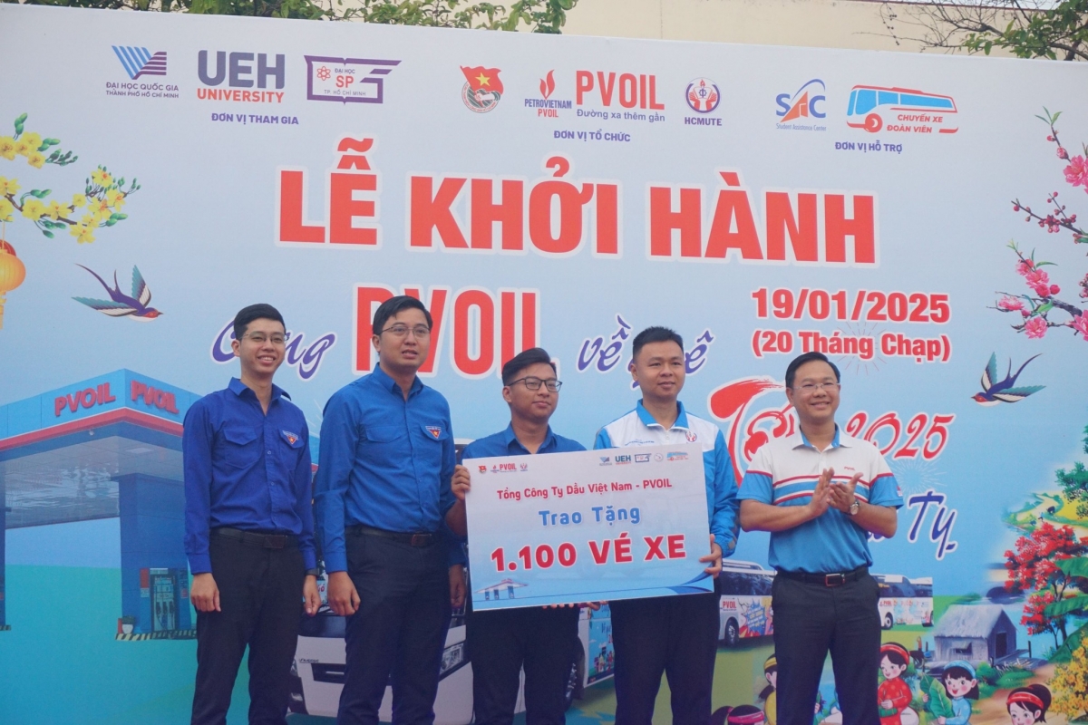 Đơn vị tài trợ trao tặng những chiếc vé xe hỗ trợ sinh viên về quê đón tết (ảnh: SAC)
 