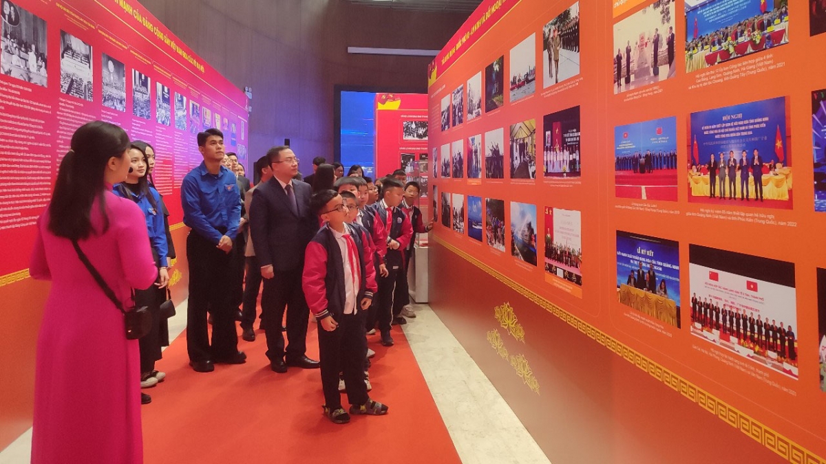 Triển lãm tư liệu, hình ảnh và tranh cổ động 95 năm truyền thống vẻ vang Đảng thu hút người dân, học sinh tham quan