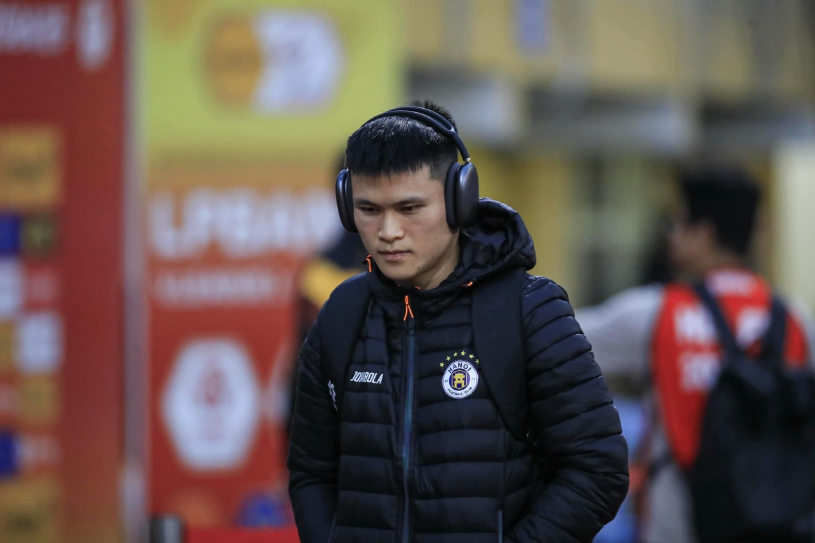 Các cầu thủ Hà Nội FC tiến vào sân. 