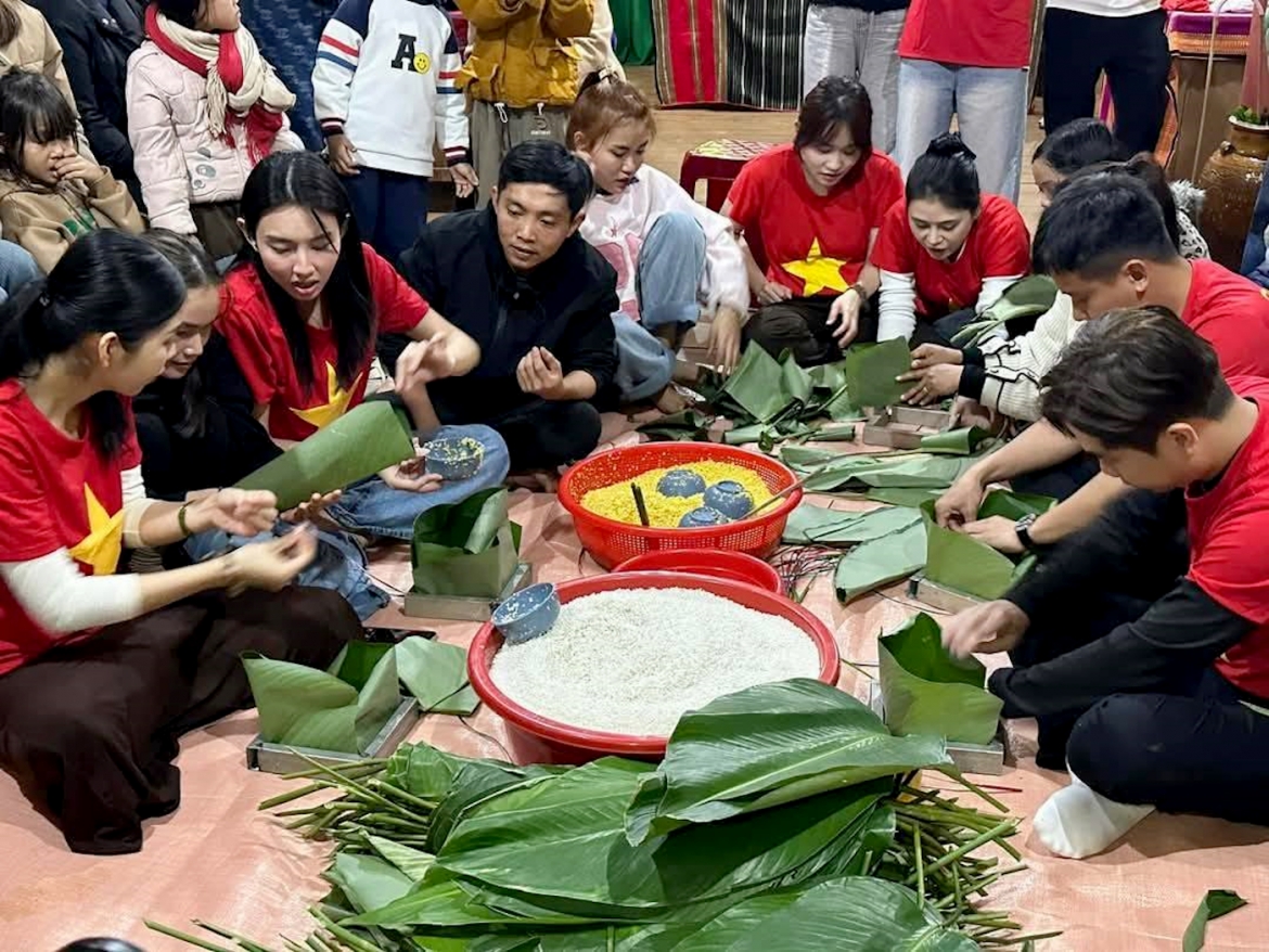 Trước đó, nhóm thiện nguyện đã tham gia cùng với người dân tự tay gói và nấu 200 chiếc bánh chưng dành tặng các em nhỏ... (Ảnh do lãnh đạo xã Cư Né cung cấp)