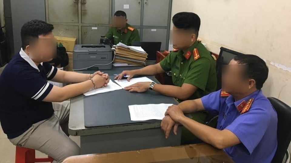 Đối tượng T.(áo đen) tại cơ quan công an