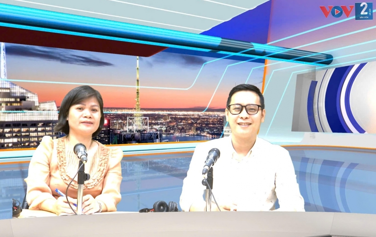 TS Nguyễn Tuấn Anh (phải) tại phòng thu của VOV2.