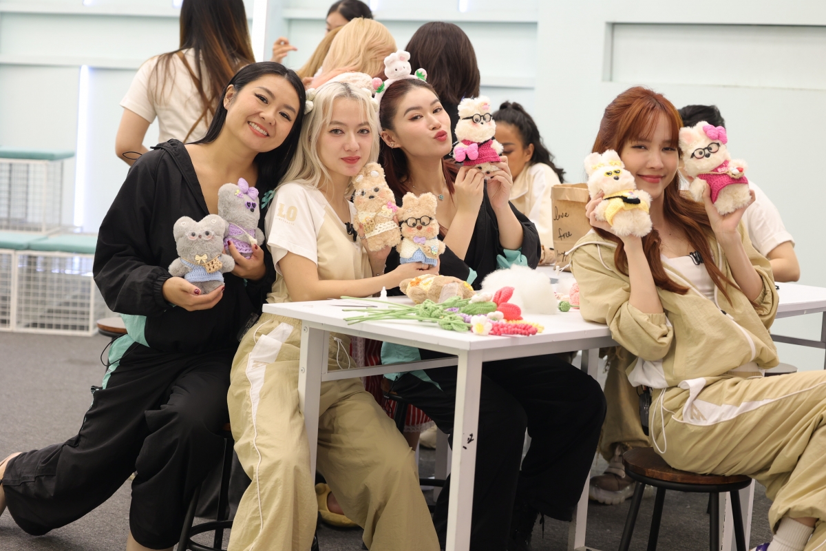 Các chị đẹp trải nghiệm làm gấu bông
