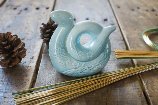 Tượng rắn phong thủy bằng sứ - linh vật của năm 2025 tại Nhật Bản (ảnh shichifukuhonpo)