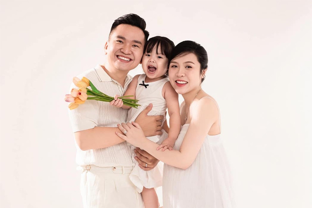 MC Hạnh Phúc thông báo tin vui khi gia đình anh đón chào thành viên thứ tư - bé "Voi". Đây là con thứ hai của nam MC, sau bé "Trứng" đã gần 4 tuổi.