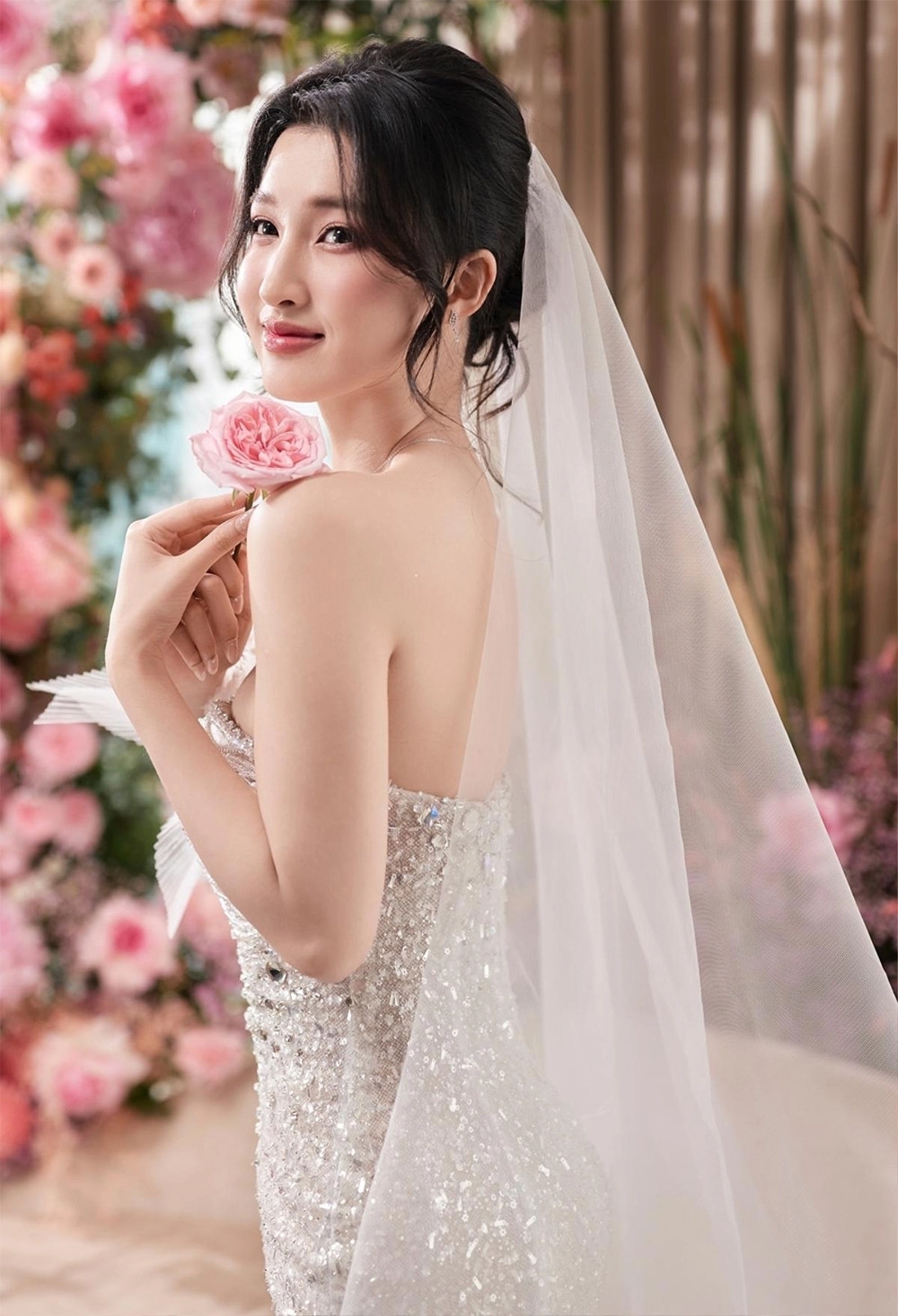 Ngày 14/1/2025, trên mạng xã hội rộ tin Á hậu Phương Nhi sắp lên xe hoa với một thiếu gia. Nhiều hình ảnh ghi lại cảnh dựng rạp, trang trí tại nhà riêng của Phương Nhi đã được chia sẻ rầm rộ. Theo nhiều thông tin, Á hậu Phương Nhi sẽ tổ chức lễ ăn hỏi với doanh nhân hơn 2 tuổi vào sáng 15/1/2025 tại nhà riêng ở Thanh Hóa, chỉ có người thân hai bên gia đình tham dự. Chồng của Phương Nhi là thiếu gia hơn cô 2 tuổi, con trai của một tỷ phú Việt.