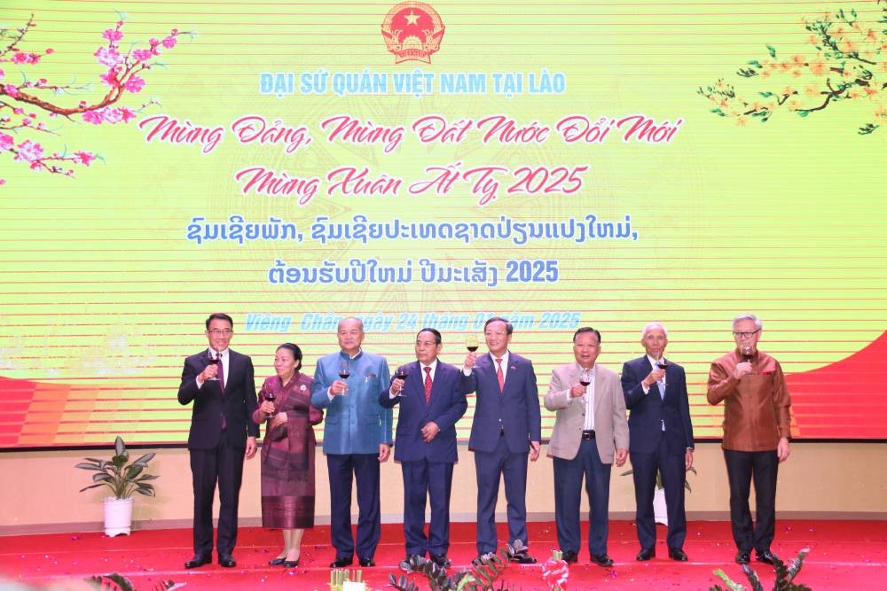 Các đại biểu tham dự Tiệc chiêu đãi đã cùng nâng cốc chúc cho mối quan hệ đoàn kết đặc biệt Việt Nam - Lào mãi mãi xanh tươi, đời đời bền vững