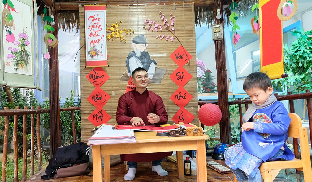 Viết thư pháp tặng các gia đình