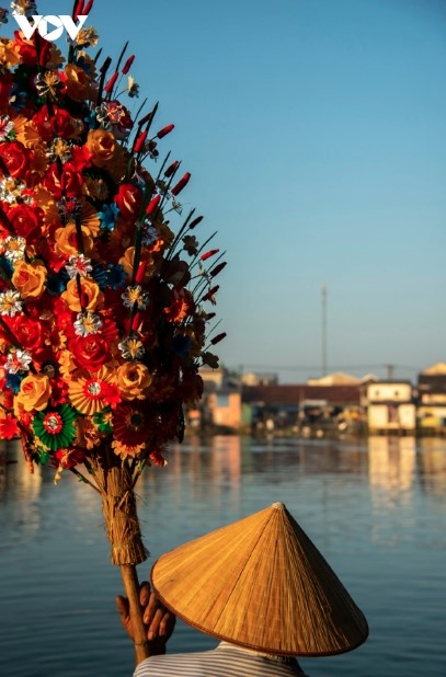 According to local artisans, the art of making paper flowers stems from the local worship ritual. Due to the unfavourable weather in the central region, fresh flowers can’t be kept for a long time, so local residents create paper flowers instead.