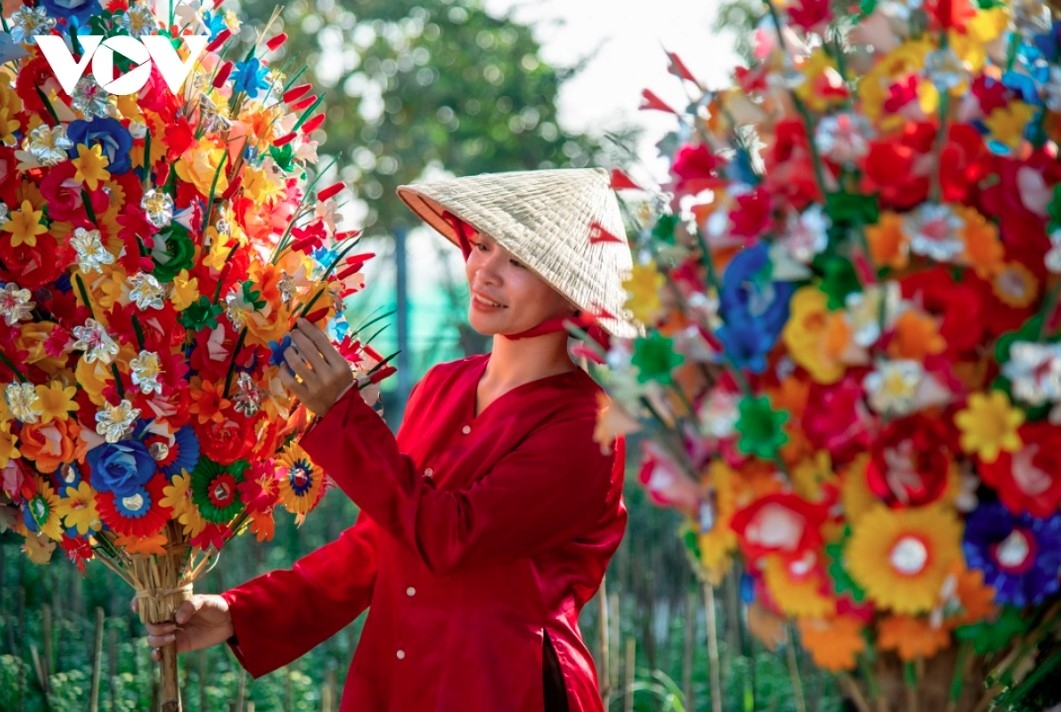 Paper flowers can meet worshipping and decoration demands during Tet and other festivals.