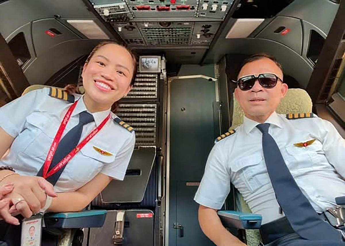 Phi công Vũ Hữu Quyết và phi công Vũ Ngọc Minh trên một chuyến bay chung của hai bố con (ảnh do nhân vật cung cấp)