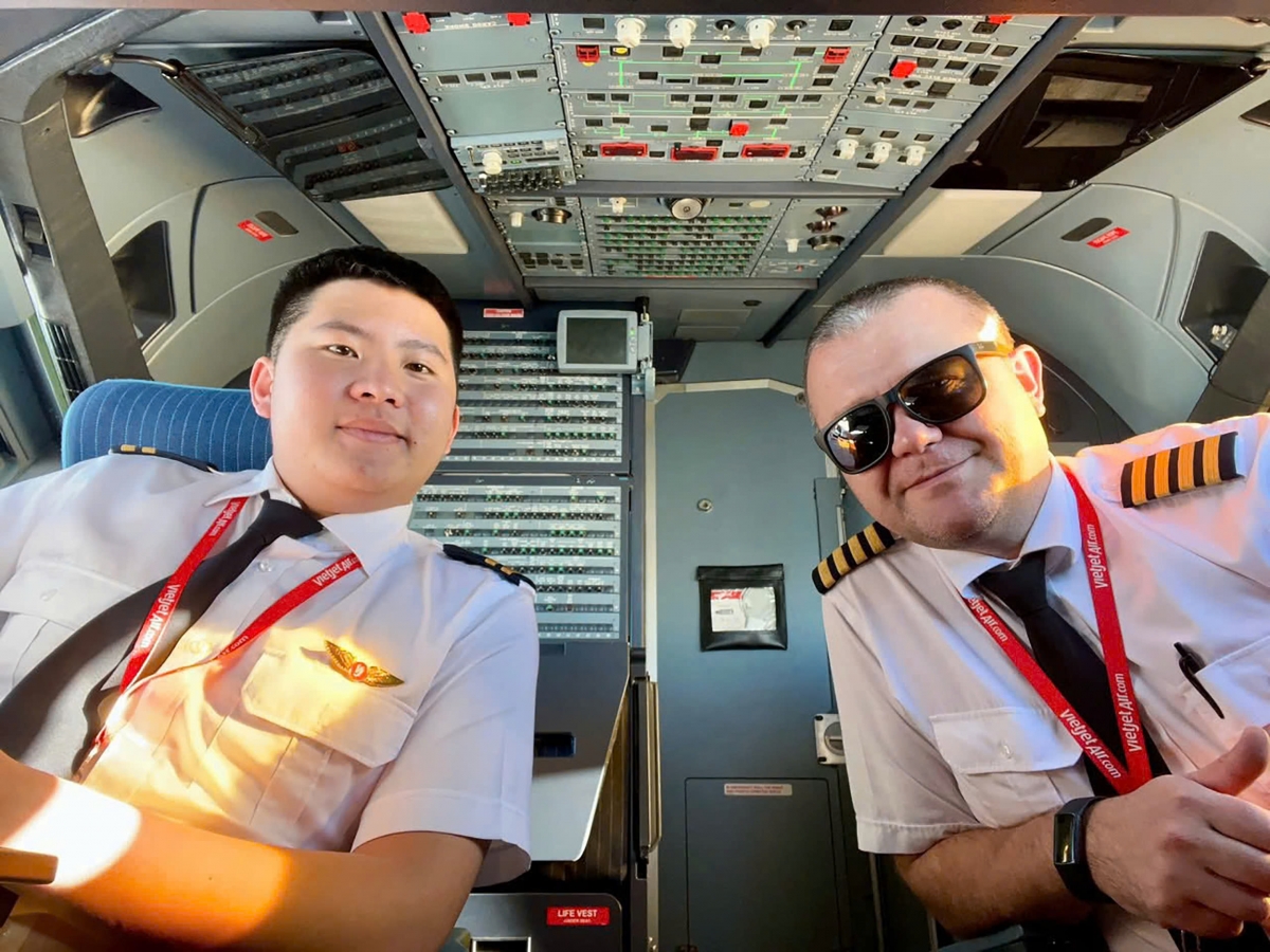 Phi công trẻ Hoàng Nam (bên trái) luôn cảm thấy tự hào khi đưa được các hành khách về đoàn tụ bên gia đình trong dịp Tết (ảnh do nhân vật cung cấp)