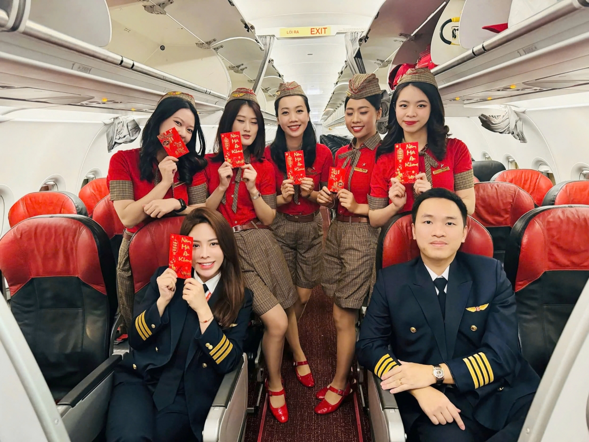 Phi công Quang Anh cùng các đồng nghiệp trên một chuyến bay Tết (ảnh do nhân vật cung cấp)