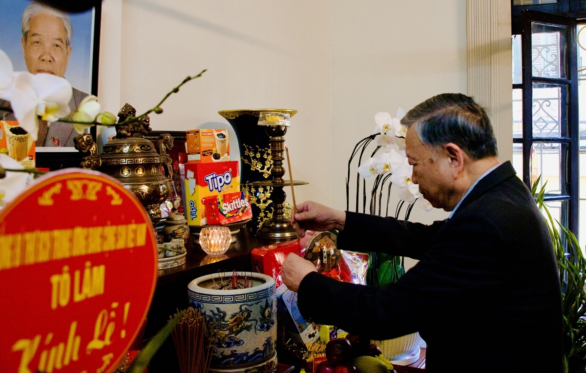 Tổng Bí thư Tô Lâm thắp hương tưởng nhớ Tổng Bí thư Đỗ Mười.