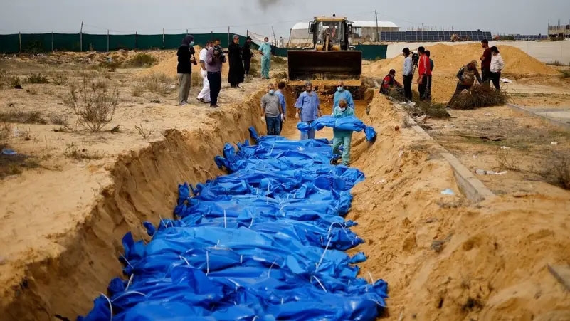 Thi thể của những người Palestine thiệt mạng do các cuộc không kích của Israel được chôn tập thể tại Khan Younis, Gaza ngày 22/11/2023. (Ảnh: Reuters)