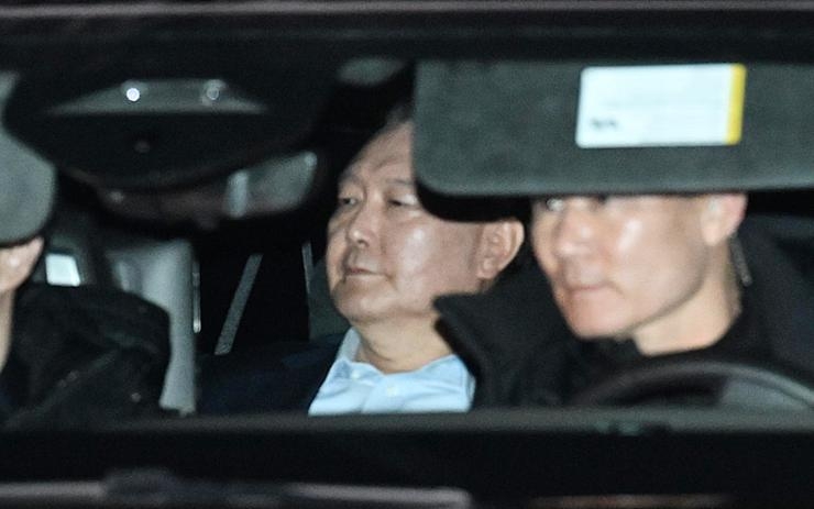 Ông Yoon Suk Yeol từ chối trả lời các câu hỏi liên quan đến tuyên bố thiết quân luật trong phiên thẩm vấn ngày 15/1. Ảnh: Yonhap