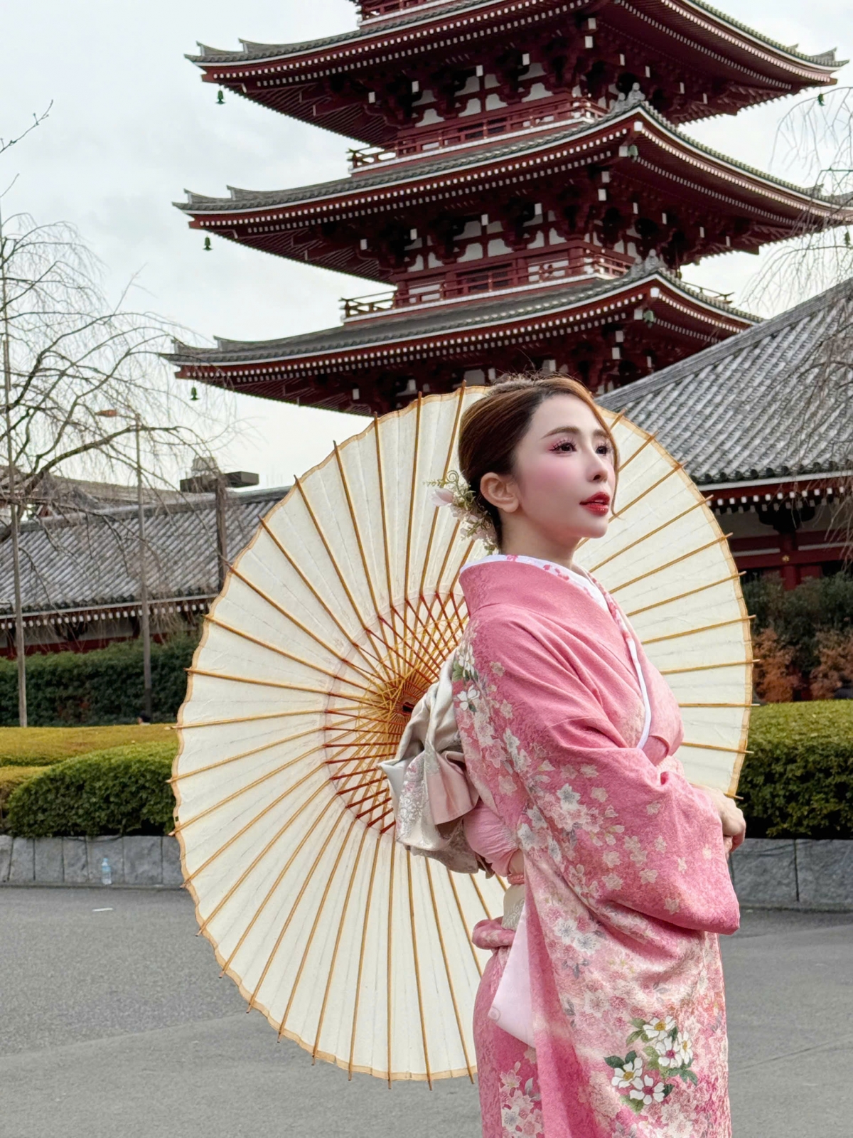 Nữ diễn viên diện kimono khoe nhan sắc xinh đẹp.