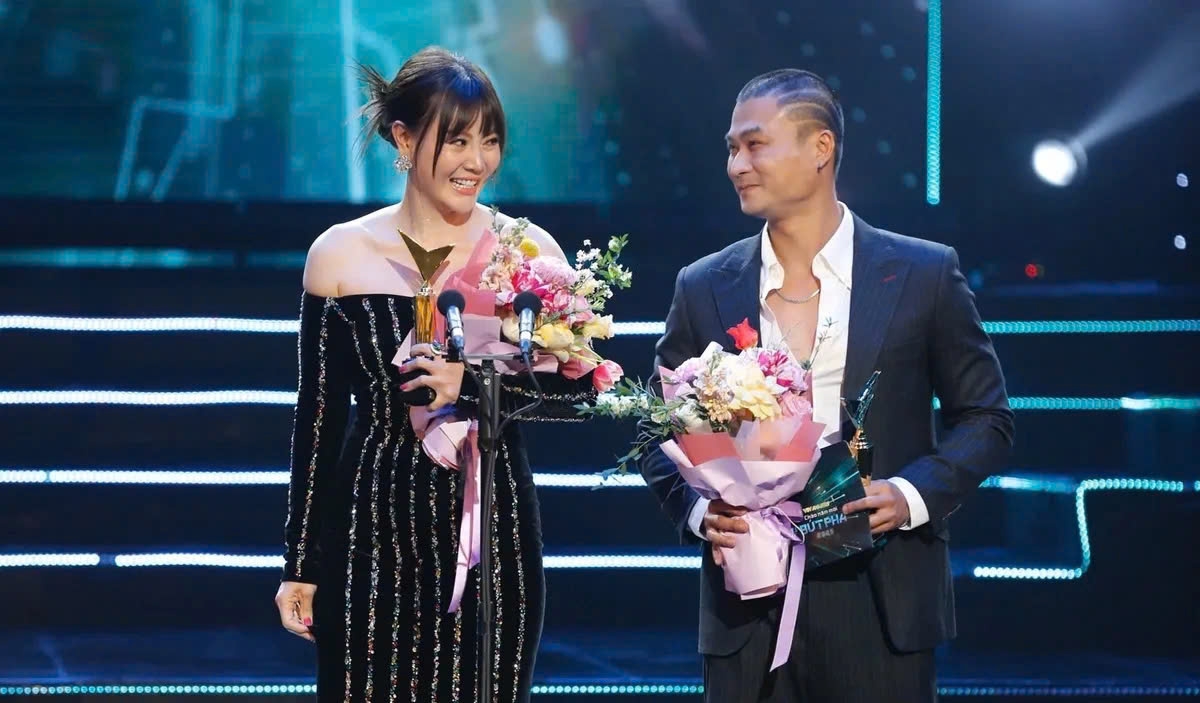 Tại Lễ trao giải VTV Awards 2024 vào tối 1/1, Thanh Hương giành chiến thắng hạng mục Nữ diễn viên ấn tượng. Thanh Hương vượt qua Hoàng Hà và Lương Thu Trang để giành chiến thắng nhờ hai vai diễn trong phim Hoa sữa về trong gió và Người một nhà. (Ảnh: VTV)