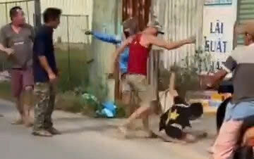 Hai người đàn ông tấn công nạn nhân tại huyện Bình Chánh, dọa cả người khác vào can (Ảnh: Cắt từ clip)