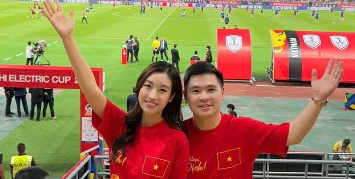 Vợ chồng Đỗ Mỹ Linh – Đỗ Vinh Quang có mặt tại sân Rajamangala cổ vũ đội tuyển Việt Nam trong trận chung kết lượt về với Thái Lan. Cô viết: "Mang cúp vàng về nhà thôi". (Nguồn: FBNV)