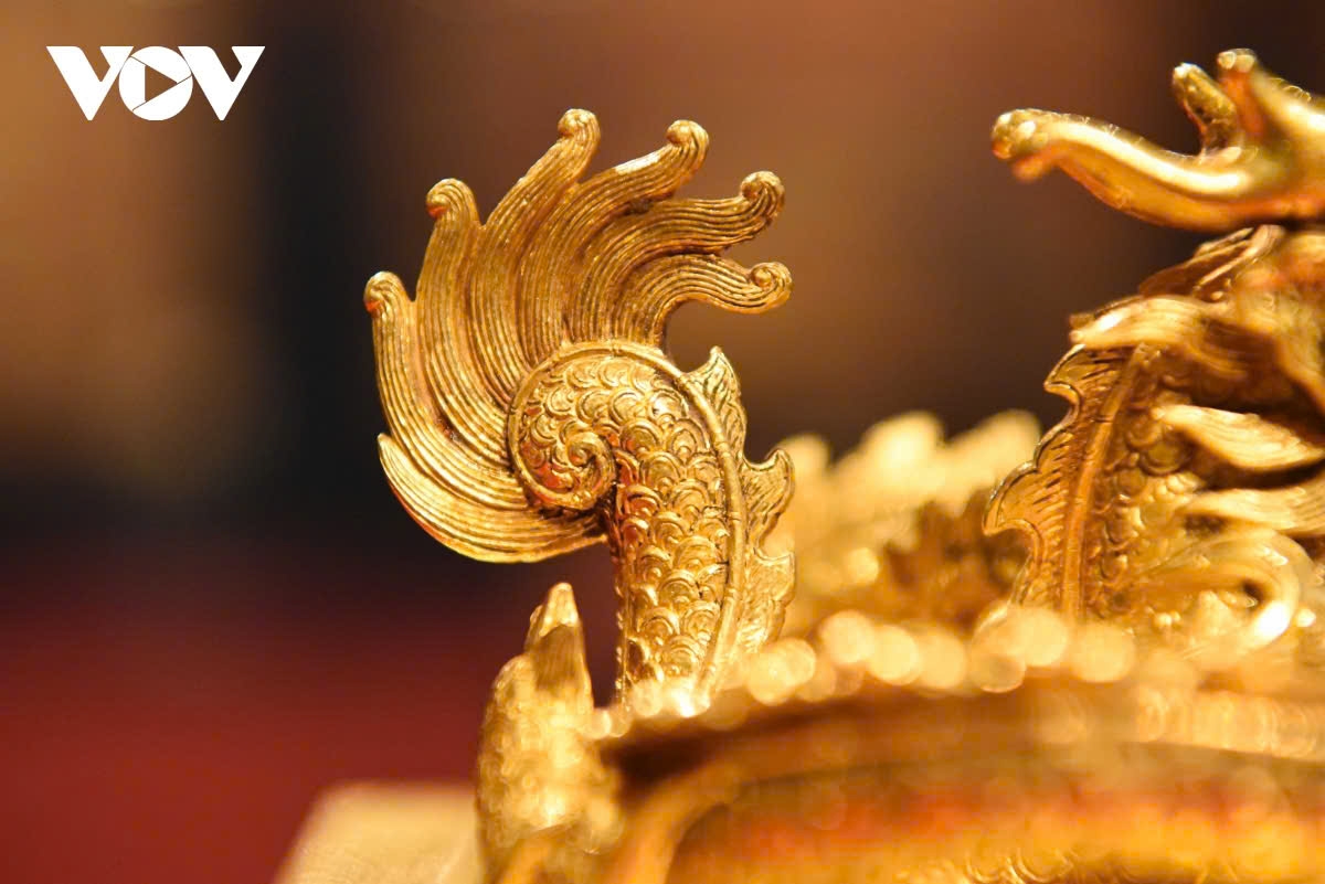 Bảo vật cao 10,4 cm, nặng 10,78 kg, mặt hình vuông, kích thước 13,8x13,7 cm