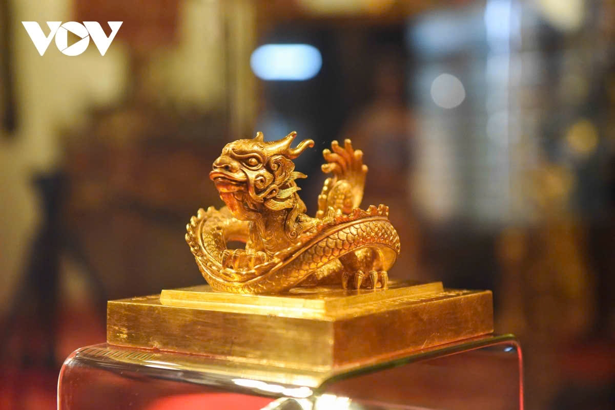 Ấn vàng Hoàng đế chi bảo được trưng bày giữa gian phòng hơn 100 m2, nằm ở tầng 5 Bảo tàng Hoàng gia Nam Hồng (TP Từ Sơn, Bắc Ninh)
