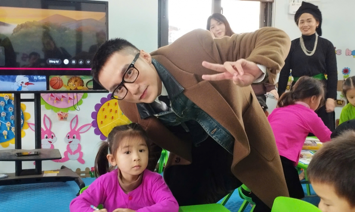 Sơn Tùng M-TP, Hải Tú cùng ê-kíp đã có mặt tại thôn Làng Nủ (huyện Bảo Yên, Lào Cai) để thắp hương tưởng nhớ những đồng bào đã tử nạn trong cơn bão số 3. Không chỉ dừng lại ở việc thăm hỏi và chia sẻ nỗi đau với người dân, trong chuyến thăm này, Sơn Tùng M-TP cũng sẽ ghé thăm điểm trường thôn Làng Nủ và gặp gỡ thầy cô, học sinh tại đây.