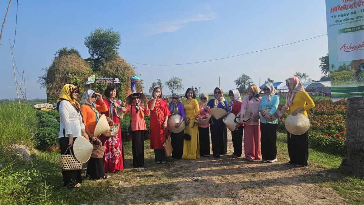Du khách chụp ảnh lưu niệm tại Làng Văn hóa du lịch Chợ Lách