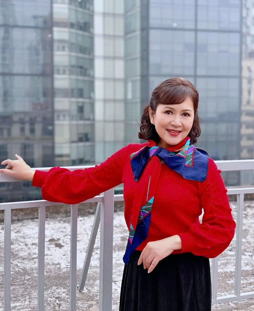 NSND Minh Hoà trẻ trung, xinh đẹp ở tuổi 61. Chị chọn phong cách ăn mặc nhiều màu sắc. (Nguồn: FBNV)