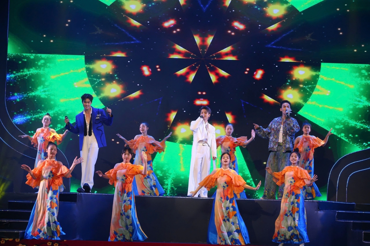 Ali Hoàng Dương, Vũ Thịnh, Phạm Đình Thái Ngân (các nghệ sĩ trong chương trình "Anh Trai Say Hi") trình diễn tiết mục "Như hoa mùa xuân". (Ảnh: Báo Người Lao Động)