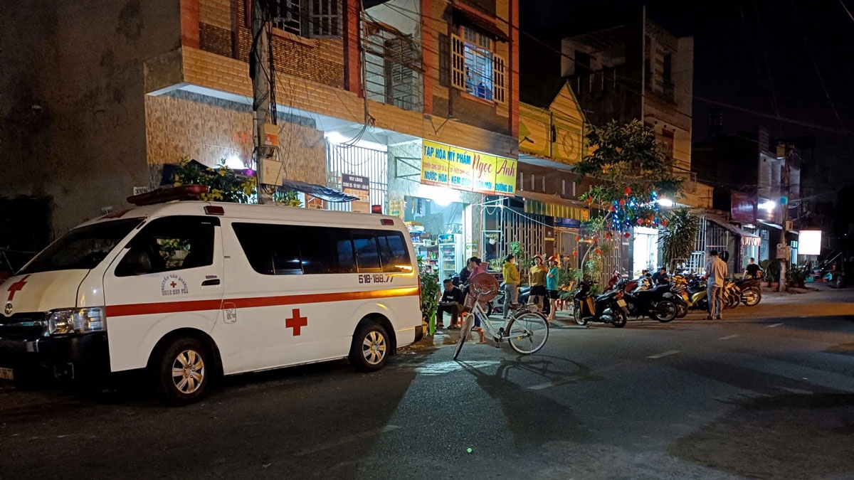 Xe cứu thương được điều đến hiện trường để đưa thi thể nạn nhân về nhà xác