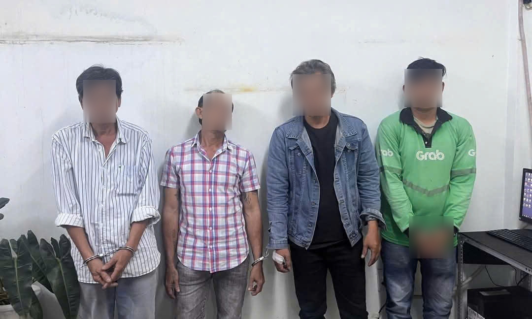 Công an bắt giữ 4 đối tượng "gây rối trật tự công cộng" về trụ sở (Ảnh: CACC)