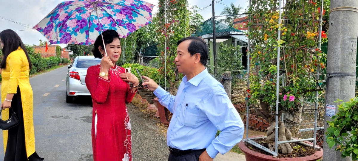 
Du khách đến tham quan hoa kiểng Tết tại Chợ Lách 
 