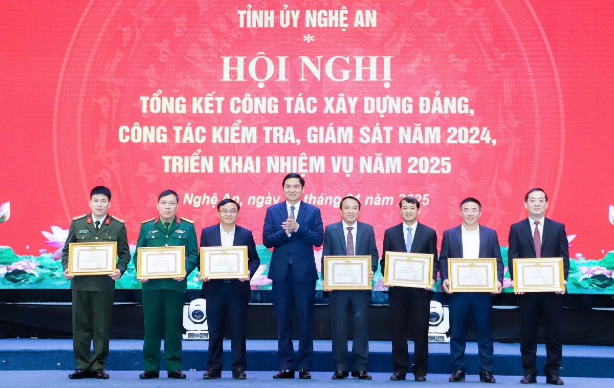 Phó Bí thư Thường trực Tỉnh ủy, Chủ tịch HĐND tỉnh Nghệ An Hoàng Nghĩa Hiếu trao Bằng khen cho tập thể hoàn thành xuất sắc nhiệm vụ năm 2024 (Ảnh: Bá Thăng)