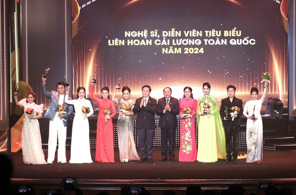 Các nghệ sĩ được vinh danh tại Liên hoan Cải lương toàn quốc 2024 (Ảnh: Trần Huấn)