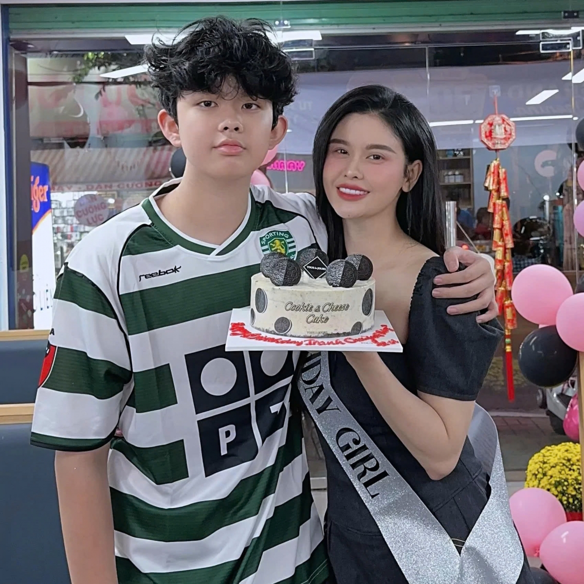 Trương Quỳnh Anh đón sinh nhật bình yên bên con trai. "Cảm ơn bạn đã luôn có mặt trong mọi khoảnh khắc quan trọng cuộc đời mình. Tuổi mới của mình chỉ mong bạn luôn ngoan, chăm học, bình an vui vẻ thôi. Vậy là mình có đủ tinh thần làm gì cũng làm được. Yêu thương", cô nhắn nhủ con. (Nguồn: FBNV)