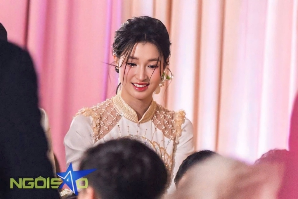 Trong ngày trọng đại, Phương Nhi diện áo dài truyền thống đính đá, trang điểm tông hồng ngọt ngào. Nhiều khán giả dành lời khen cho nhan sắc của nàng hậu, xứng danh dâu hào môn. (Ảnh: Ngôi Sao)