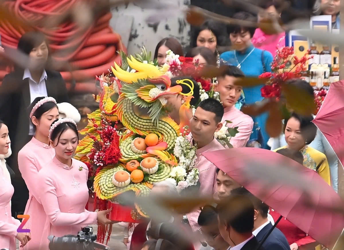 Nhà trai mang theo 9 mâm sính lễ kết hoa tươi. (Ảnh: ZNews)