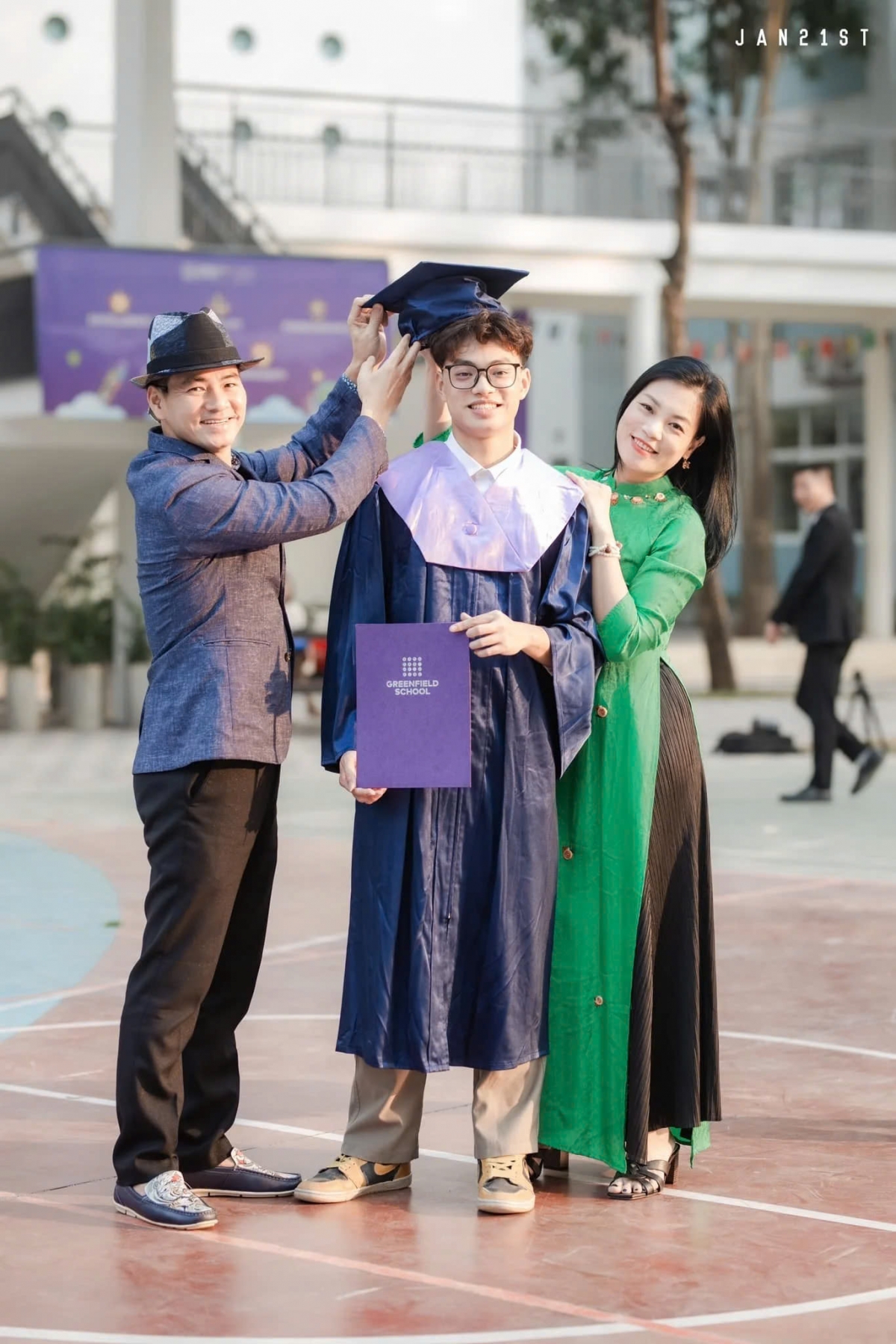Vợ chồng NSND Xuân Bắc dự lễ tốt nghiệp THPT của con trai cả. Bà xã của anh dí dỏm viết: "Bao nhiêu công ép ăn". (Nguồn: FBNV)