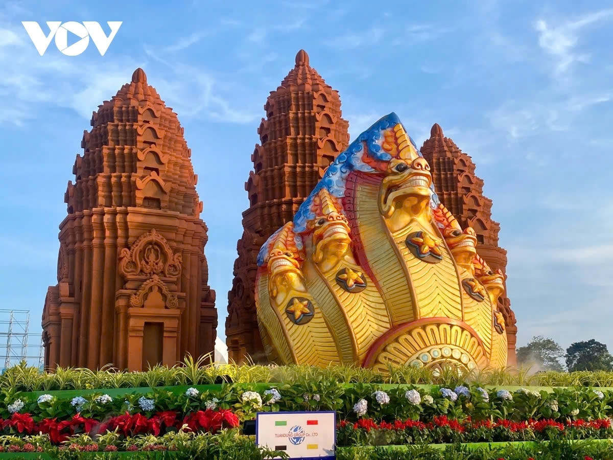 Cụm linh vật năm Ất Tỵ tại tỉnh Bình Định có chủ đề “Vườn hoa đất Võ” được đặt tại Quảng trường Nguyễn Tất Thành, thành phố Quy Nhơn. Cụm linh vật này lấy hình tượng cụm tháp Dương Long làm phông nền chủ đạo, có chiều cao 7,5 m. Trên phông nền là linh vật năm Ất Tỵ được lấy cảm hứng từ tạo hình rắn thần Naga 5 đầu, có chiều cao 5,5 m, được mô phỏng sinh động, mang nét đặc sắc của văn hóa Champa.