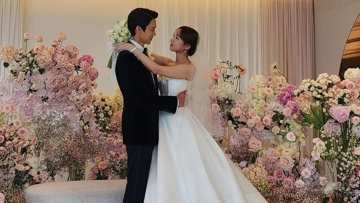 Yoo và bạn diễn Chae Soo-bin trong một cảnh quay từ bộ phim When the Phone Rings .