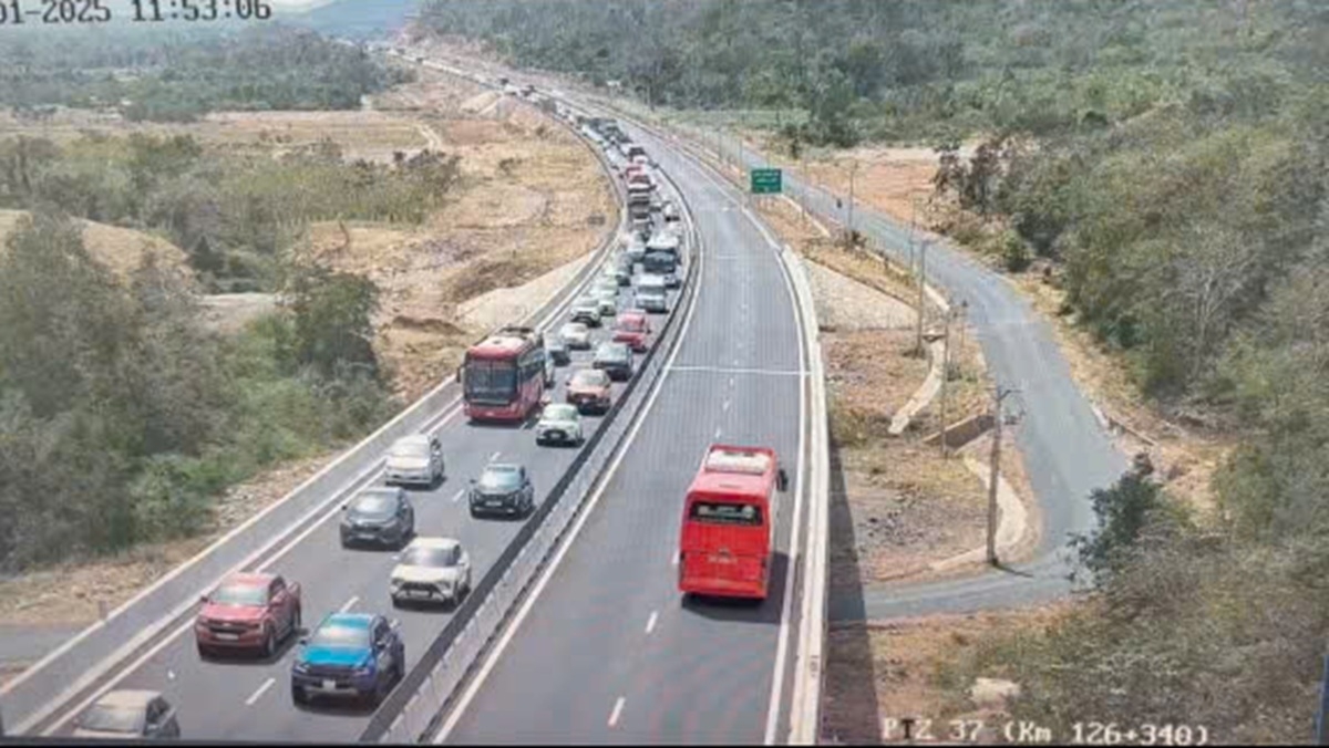 Hình ảnh dòng xe ùn ứ nối đuôi nhau qua hầm Núi Vung. (ảnh chụp gần 12h hôm nay, 25/1)