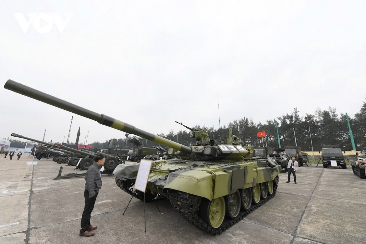Xe tăng chiến đấu chủ lực T-90S và T-90SK. Xe sử dụng động cơ 1.000 mã lực cho phép đạt tốc độ tối đa lên tới 60 km/h với tầm hoạt động lên đến 550 km.