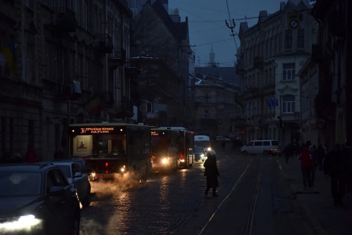 Trung tâm thành phố Lviv bị mất điện sau cuộc tập kích tên lửa của Nga ngày 23/22 nhằm vào cá cơ sở hạ tầng năng lượng ngày 23/11. Ảnh: Reuters