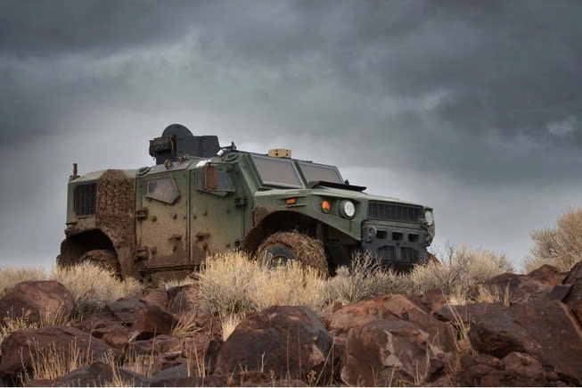 
Quân đội Mỹ thử nghiệm xe hybrid thay thế HUMVEE. Mẫu xe hybrid có tên ULV, được trang bị động cơ turbodiesel và hai mô-tơ điện cho tổng công suất khoảng 416 mã lực.