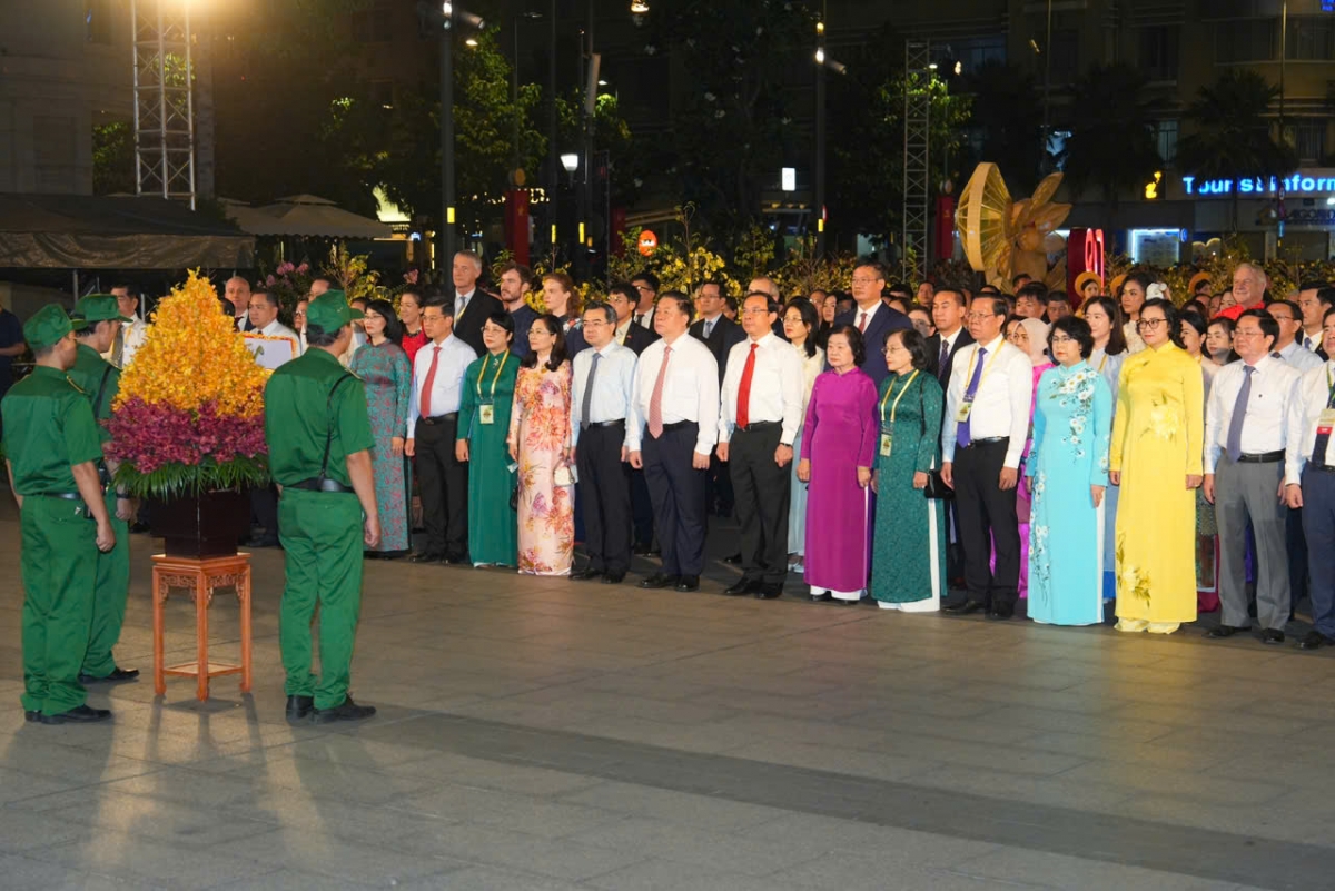 Tưởng niệm Chủ tịch Hồ Chí Minh.