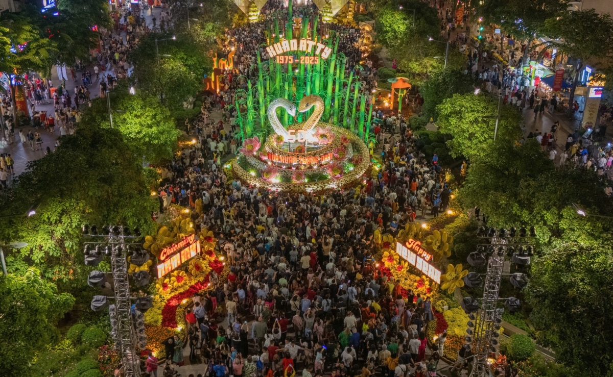 Đường hoa Nguyễn Huệ Tết Ất Tỵ 2025 mở cửa phục vụ người dân, du khách từ 19 giờ ngày 27/1 (tức 28 Tết) đến 21 giờ ngày 2/2 (mùng 5 Tết).